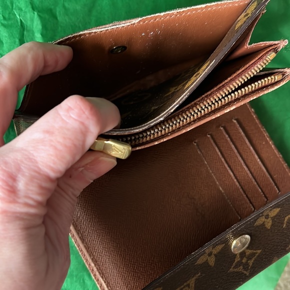 Louis Vuitton hard to find monogram trifold wallet with ID window - Picture 15 of 16